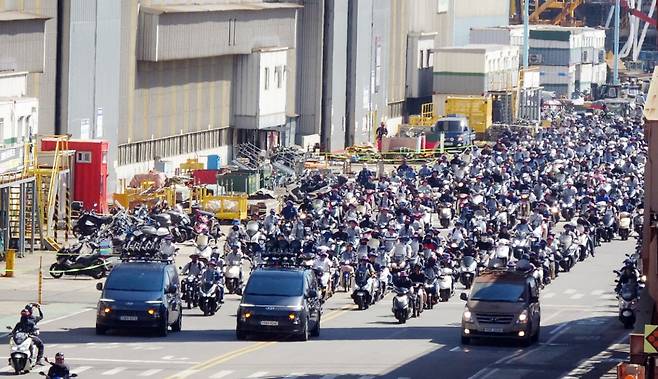 <YONHAP PHOTO-5236> 오토바이 경적 시위하는 HD현대중공업 노조    (울산=연합뉴스) HD현대중공업 노조가 3일 임협 난항으로 올해 7번째 부분 파업을 벌였다. 조합원들이 울산 본사 조선소에서 오토바이를 타고 경적 시위하는 모습. 2025.9.3 [HD현대중공업 제공. 재판매 및 DB 금지]    canto@yna.co.kr/2025-09-03 18:20:33/<저작권자 ⓒ 1980-2025 ㈜연합뉴스. 무단 전재 재배포 금지, AI 학습 및 활용 금지>