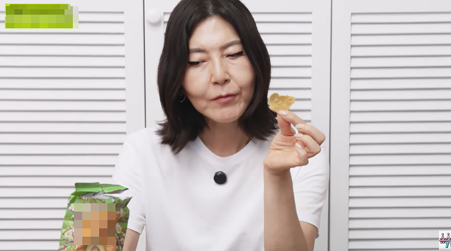 과자는 다이어트 중에도 끊기 어렵다. 한혜연은 두부 과자, 아보카도 과자로 열량을 줄이고 바삭한 식감을 줄겼다. 사진=한혜연 유튜브 캡처
