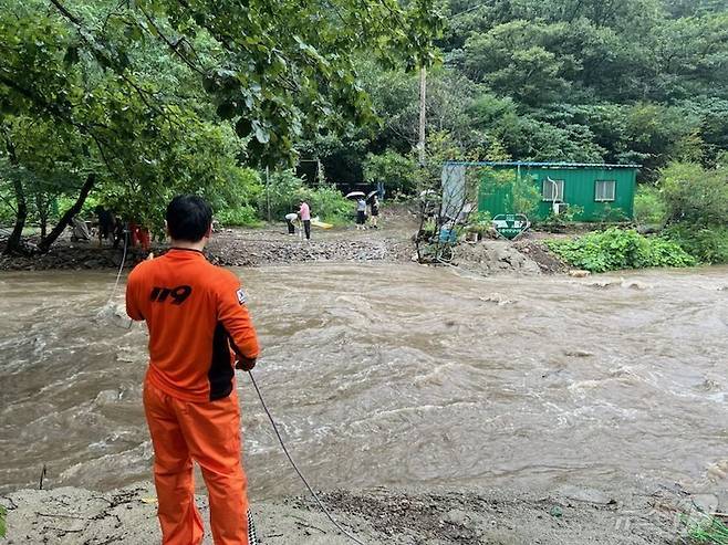 30일 오후 전남광주 화순군 한천면 죽헌로 일대에서 호우로 범람한 계곡물에 도로가 침수되자 소방대원들이 고립된 주민들을 구조하고 있다.(전남광주통합소방본부 제공. 재판매 및 DB금지) 2026.8.30 /뉴스1