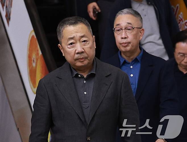 두산그룹 박정원 회장과 박지원 부회장이 29일 오후(현지시간) 두산에너빌리티 실종자 수색 지원을 위해 네팔 카트만두 트리부반 국제공항에 도착하고 있다. 2026.8.29 ⓒ 뉴스1 구윤성 기자