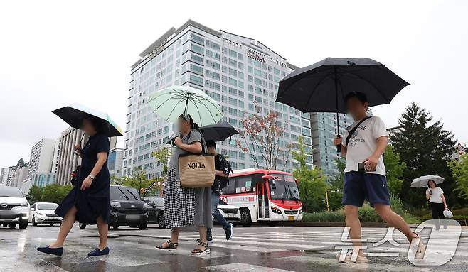 전국 대부분 지역에 비가 내린 31일 경기 수원시 팔달구 수원시청 앞에서 시민들이 우산을 쓰고 이동하고 있다. 2026.8.31 ⓒ 뉴스1 김영운 기자