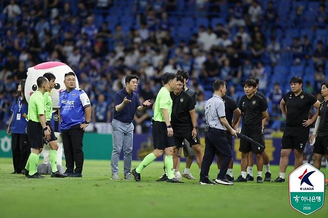 인천 유나이티드 윤정환 감독과 코치진이 지난 30일 인천축구전용경기장에서 열린 전북 현대와 K리그1 26라운드 경기 종료 후 막판 판정과 관련해 항의하고 있다. 사진 | 한국프로축구연맹