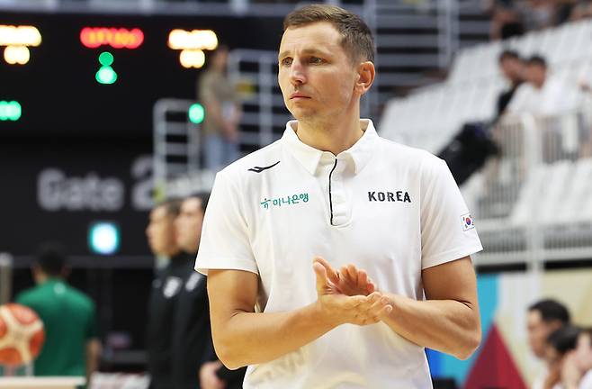 31일 경기도 수원시 KT소닉붐아레나에서 열린 국제농구연맹(FIBA) 월드컵 남자 아시아 예선 2라운드 한국과 사우디아라비아의 경기. 한국 니콜라이스 감독이 경기 시작을 기다리고 있다. 사진 | 수원=연합뉴스