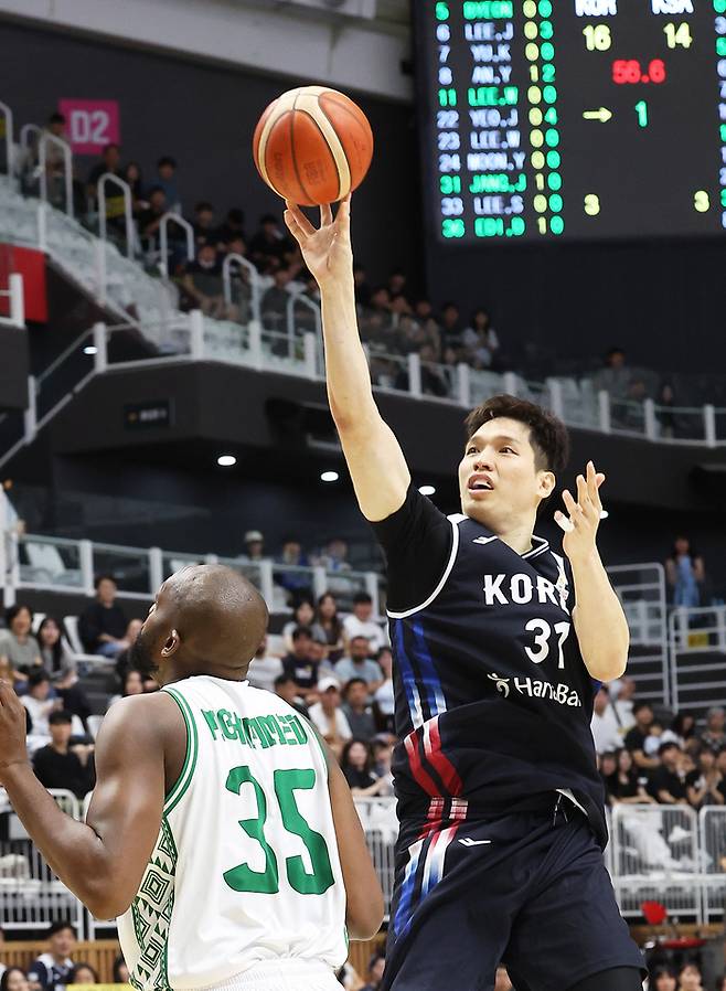 31일 경기도 수원시 KT소닉붐아레나에서 열린 국제농구연맹(FIBA) 월드컵 남자 아시아 예선 2라운드 한국과 사우디아라비아의 경기. 한국 장재석이 슛하고 있다. 사진 | 수원=연합뉴스