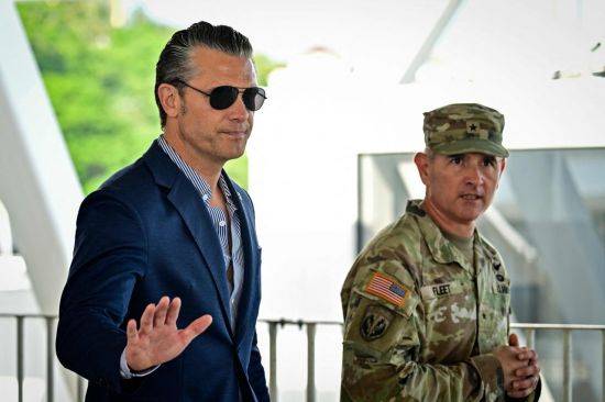 피트 헤그세스 미국 전쟁부(국방부) 장관(왼쪽)이 지난 13일 파나마시티에서 열린 다국적 연합 군사훈련 '파나맥스 2026' 폐막식에 참석하고 있다. AFP연합뉴스