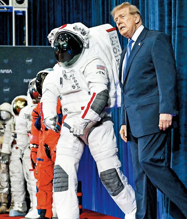 도널드 트럼프 미국 대통령이 지난 28일 텍사스주 휴스턴의 미 항공우주국(NASA) 린든 B 존슨 우주센터에서 열린 우주 명예훈장 수여식 연설을 위해 입장하고 있다. 트럼프는 연설에서 “우주에서 2등이 되려 한다면 지구에서 1등이 될 수 없다”며 우주 사관학교 창설 방침을 밝혔다. /AFP 연합뉴스