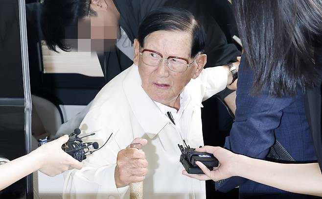 국민의힘 당원 집단 가입 의혹 등 정교유착 의혹을 받는 이만희 신천지예수교증거장막성전(신천지) 총회장이 지난 6월 4일 오후 서울 서초구 서울고등검찰청에 위치한 합수본 사무실에 피의자 신분으로 출석하고 있다. /뉴시스