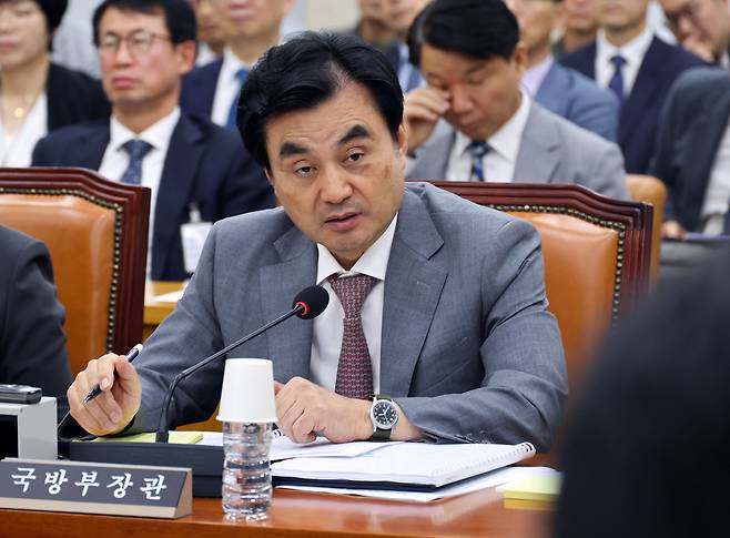 [서울=뉴시스] 최진석 기자 = 안규백 국방부 장관이 31일 여의도 국회에서 열린 제438회국회(임시회) 국방위원회 전체회의에서 의원 질문에 답하고 있다. 2026.08.31. myjs@newsis.com