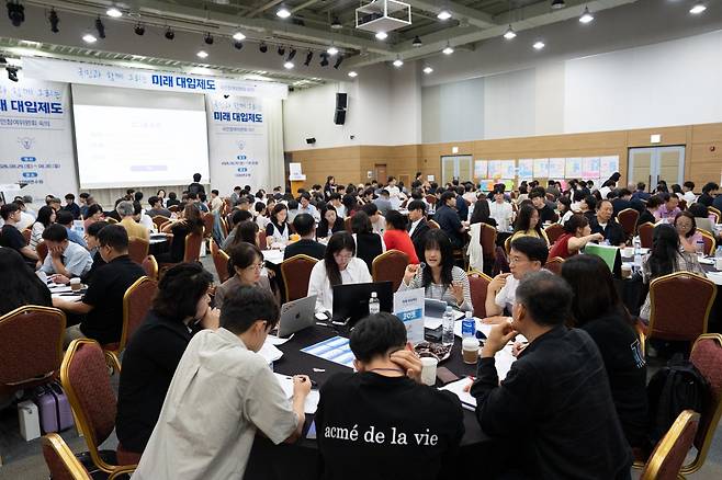 국가교육위원회 국민참여위원회 미래대입제도 숙의 토론 이틀 차인 30일 경기 화성 YBM연수원에서 국민참여위원들이 첫날 논의를 기반으로 쟁점에 대해 심화 토의하고 있다. 국교위 제공