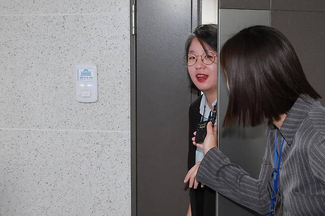성평등가족부 장관 후보자인 용혜인 기본소득당 원내대표가 31일 국회 의원회관 자신의 사무실로 출근하고 있다. 연합뉴스