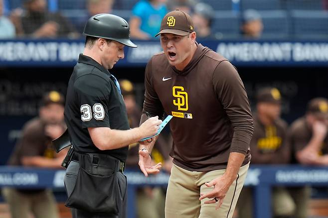 <YONHAP PHOTO-2393> San Diego Padres manager Craig Stammen, right, screams at home plate umpire umpire Tyler Jones (39) after being ejected during the seventh inning of a baseball game against the Tampa Bay Rays Sunday, Aug. 30, 2026, in St. Petersburg, Fla. (AP Photo/Chris O'Meara)/2026-08-31 07:01:39/<저작권자 ⓒ 1980~2026 ㈜연합뉴스. 무단 전재 재배포 금지, AI 학습 및 활용 금지>