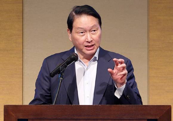 최태원 대한상공회의소 회장이 31일 일본 센다이 웨스틴호텔에서 일본상공회의소와 함께 ‘지역에서 열어가는 한일의 미래'를 주제로 개최한 ‘제15회 한일상공회의소 회장단 회의’에서 개회사를 하고 있다. [사진=대한상공회의소]