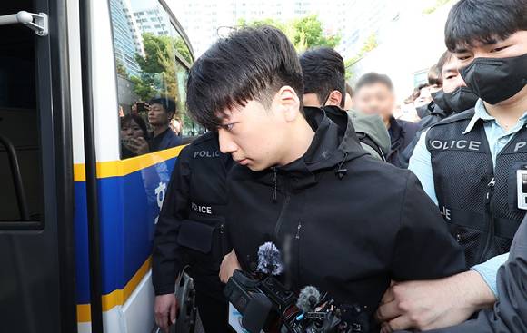 살인·살인미수 혐의를 받는 장윤기가 14일 광주 서부경찰서에서 검찰로 송치되고 있다.  2026.5.14 [사진=연합뉴스]