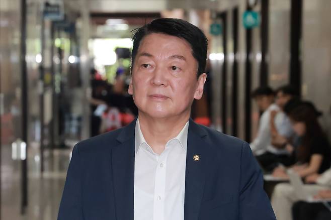 국민의힘 안철수 의원이 지난 7월13일 국회에서 열린 국민의힘 정점식 원내대표와 4·5선 의원 간 간담회에 참석하고 있다. 연합뉴스