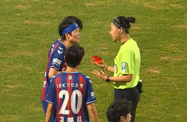 수원FC 위민의 지소연이 28일 수원종합운동장에서 열린 서울시청과 2026 WK리그 경기에서 전반 30분 주심과 이야기를 나누고 있다. 한국여자축구연맹 제공