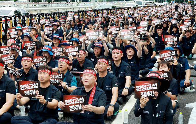 지난 21일 서울 서초구 현대차 본사 앞에서 전국금속노동조합 자동차업종 조합원들이 공동파업대회를 열고 있는 모습. /사진=뉴스1