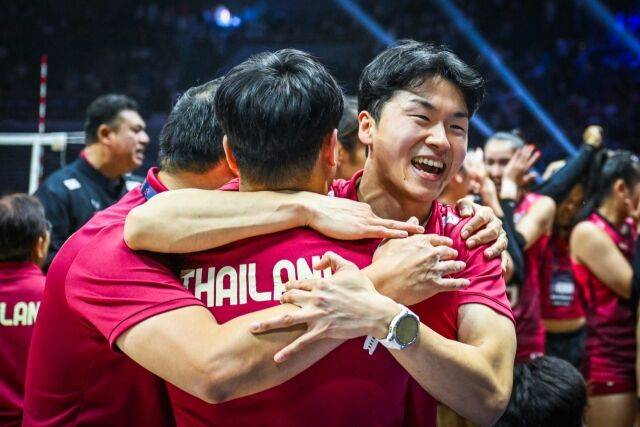 일본 출신 요시다 신 태국여자배구대표팀 보조 코치가 지난 30일 열린 2026 아시아여자배구선수권대회 중국과 결승에서 태국이 우승을 차지한 뒤 코칭스태프와 함께 얼싸안고 기뻐하고 있다./아시아배구연맹(AVC) 제공