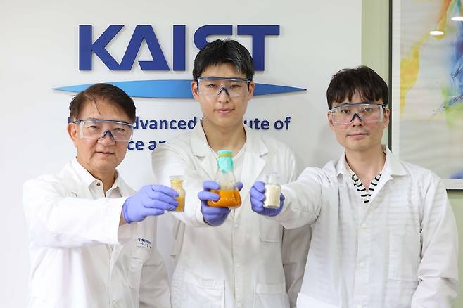이상엽(왼쪽부터) KAIST 특훈교수, 정석영 박사과정생, 최솔 (주)실리코바이오 대표.[KAIST 제공]