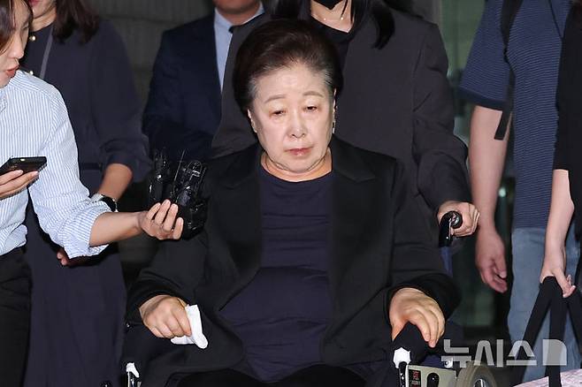 [서울=뉴시스] 황준선 기자 = 세계평화통일가정연합(통일교) 측이 '정교유착 비리 합동수사본부'가 한학자 통일교 총재를 횡령 혐의로 재판에 넘긴 것과 관련, "수사기관의 횡령 혐의 기소는 종교적 봉헌의 본질과 법리적 성립 요건을 외면한 무리한 법 적용"이라는 입장을 밝혔다. 사진은 한 총재가 지난해 9월 22일 구속 전 피의자 심문을 마친 뒤 서울중앙지법을 나서는 모습. (공동취재) 2026.08.31. photo@newsis.com