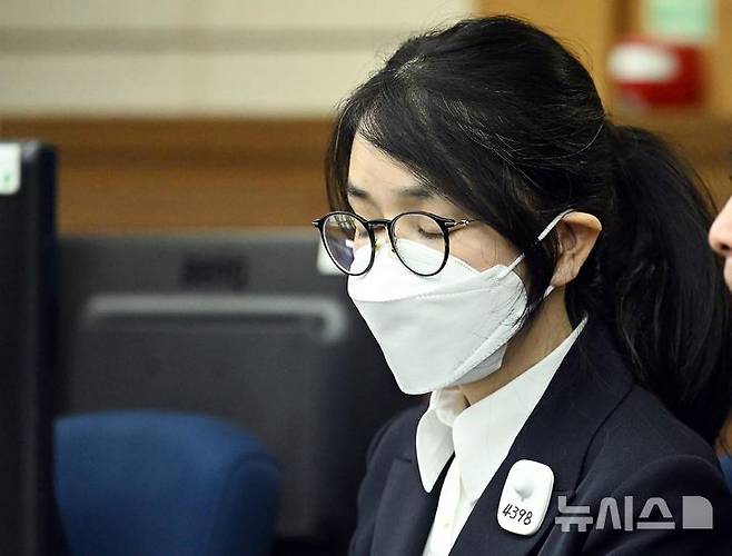 [서울=뉴시스] 사진공동취재단 = 도이치모터스 주가조작, 통일교 청탁·뇌물 수수 의혹 혐의 등으로 구속기소 된 김건희 여사가 지난해 9월 24일 오후 서울 서초구 서울중앙지방법원에서 열린 첫 재판에 출석해 있다. 2026.08.31. photo@newsis.com