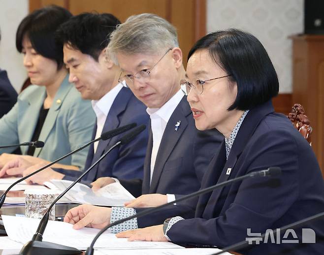 [서울=뉴시스] 조수정 기자 = 한성숙 국무총리가 31일 오후 서울 종로구 정부서울청사에서 열린 전남광주통합특별시 지원위원회 회의를 주재하고 있다. 오른쪽 두번째는 민형배 전남광주통합특별시장. 2026.08.31. chocrystal@newsis.com