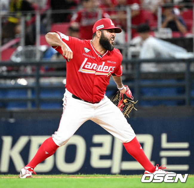 [OSEN=광주, 이대선 기자] 29일 광주-기아 챔피언스필드에서 2026 신한 SOL KBO리그 KIA 타이거즈와 SSG 랜더스의 경기가 열렸다.이날 KIA는 올러, SSG은 아빌라를 선발로 내세웠다.7회말 2사에서 SSG 아빌라가 KIA 한준수를 외야플라이로 처리하고 환호하고 있다. 2026.08.29 /sunday@osen.co.kr