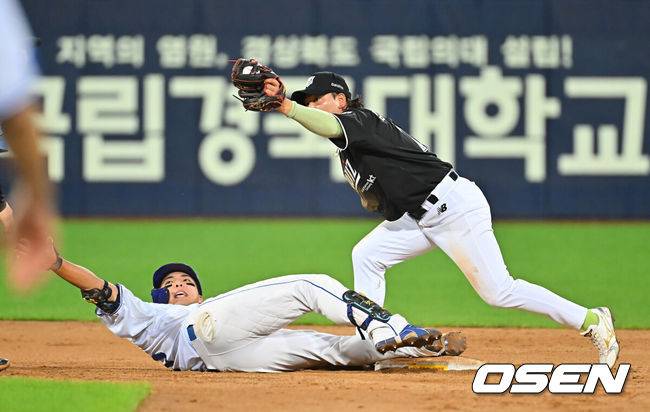 [OSEN=대구, 이석우 기자] 29일 대구삼성라이온즈파크에서 2026 신한 SOL KBO 리그 삼성 라이온즈와 KT 위즈의 경기가 열렸다. 홈팀 삼성은 페덱이, 방문팀 KT는 로건이 선발 출전했다. 삼성 라이온즈 김영웅이 4회말 2사 중견수 왼쪽 앞 2루타를 치고 세이프되고 있다. 2026.08.29 / foto0307@osen.co.kr