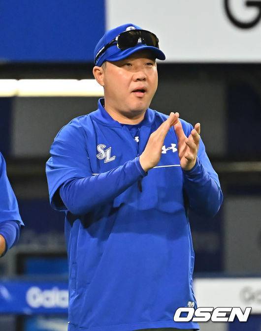 [OSEN=대구, 이석우 기자] 29일 대구삼성라이온즈파크에서 2026 신한 SOL KBO 리그 삼성 라이온즈와 KT 위즈의 경기가 열렸다. 홈팀 삼성은 페덱이, 방문팀 KT는 로건이 선발 출전했다. 삼성 라이온즈 박진만 감독이 KT 위즈에 4-2로 승리한 후 기쁨을 나누고 하고 있다. 2026.08.29 / foto0307@osen.co.kr