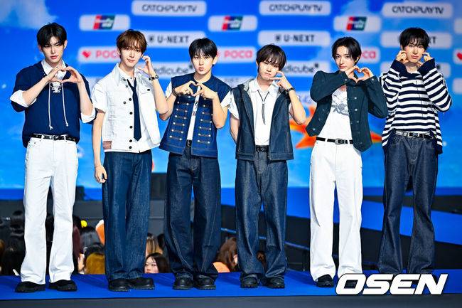 [OSEN=고양, 민경훈 기자] 2026 SBS 가요대전 Summer 블루카펫 행사가 9일 오후 경기 고양시 일산 킨텍스 제2전시장에서 열렸다.한편, 이번 ‘가요대전 Summer’은 라이즈 성찬, 엔시티 위시 시온, 하츠투하츠 이안이 MC로 나선다.킥플립이 무대 위에서 포즈를 취하고 있다. 2026.08.09 /rumi@osen.co.kr