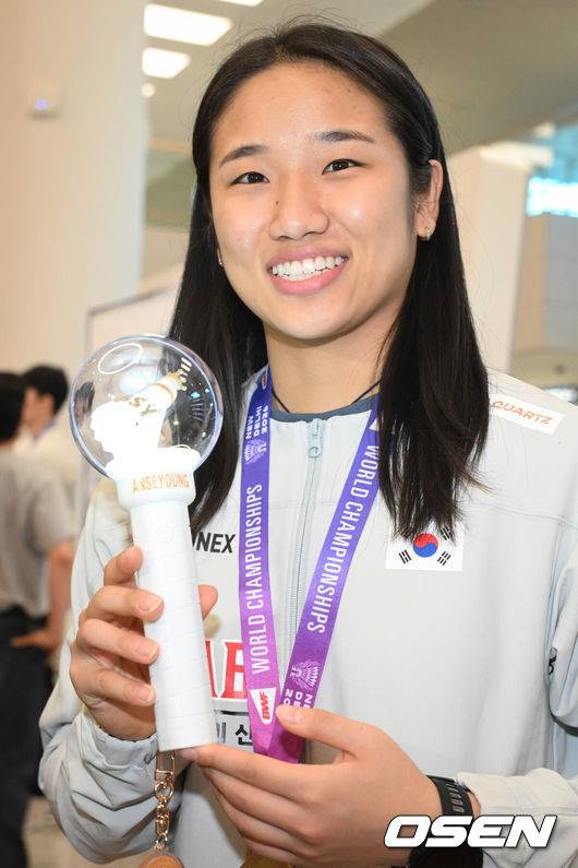 [OSEN=인천공항, 조은정 기자]2026 세계배드민턴연맹(BWF) 세계선수권대회를 마친 대한민국 배드민턴 대표팀이 25일 인천국제공항을 통해 귀국했다.대표팀은 세계선수권대회에서 금메달 2개와 동메달 1개를 수확하며 종합 1위에 올랐다.여자 단식에서 금메달을 딴 안세영이 팬이 직접 만든 응원봉을 들고 취재진을 향해 포즈를 취하고 있다. 2026.08.25 /cej@osen.co.kr