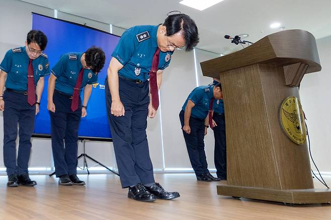 고평기 제주경찰청장이 지난 27일 청사에서 열린 지휘부 회의에서 실종사건 허위 종결 사태와 관련, 대도민 메시지를 발표하며 사과하고 있다. 제주=뉴스1