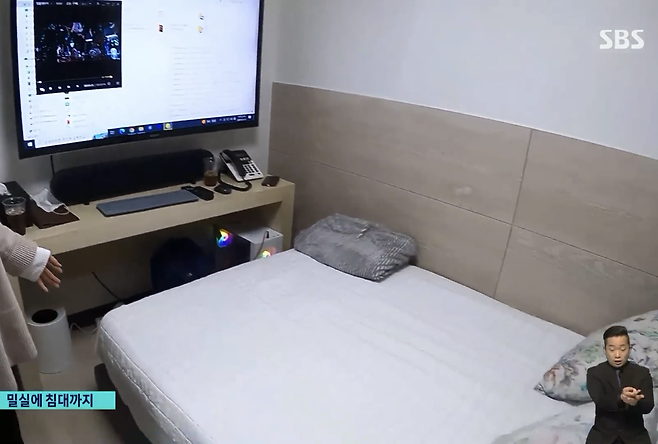 TV와 침대가 구비된 룸카페 내부. SBS뉴스 보도화면 캡처
