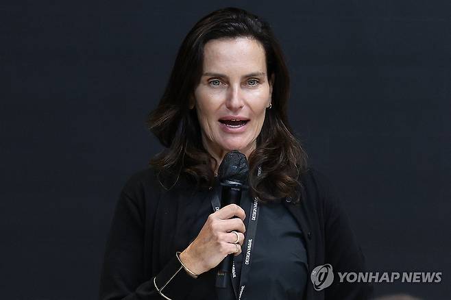 인사말하는 제니퍼 로버츠 디자인 마이애미 CEO (서울=연합뉴스) 강민지 기자 = 제니퍼 로버츠 디자인 마이애미 CEO가 31일 서울 중구 동대문디자인플라자(DDP)에서 열린 '디자인 마이애미 서울 2026' 기자간담회에서 인사말을 하고 있다. 2026.8.31 mjkang@yna.co.kr