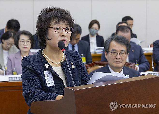 기관 보고 하는 박지향 동북아역사재단 이사장 (서울=연합뉴스) 황광모 기자 = 박지향 동북아역사재단 이사장이 16일 국회 교육위원회에서 열린 2025년도 교육부 산하 기관에 대한 국정감사에서 기관 보고를 하고 있다. 2025.10.16 hkmpooh@yna.co.kr