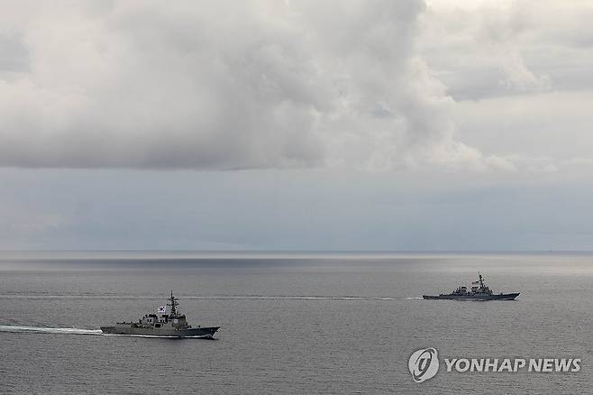 2025년 프리덤 에지 훈련 (서울=연합뉴스) 한미일 3국의 함정들이 지난 16일 제주 남방 공해상에서 25년 프리덤 에지 훈련을 시행하고 있다. 왼쪽부터 해군의 율곡 이이함, 미 해군의 커티스 윌버 구축함. 2025.9.17 [합참 제공. 재판매 및 DB 금지] photo@yna.co.kr