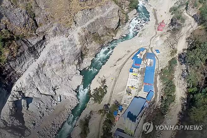 네팔 어퍼트리슐리(UT)-1 수력발전소 건설 현장 일대 두산에너빌리티가 2023년 홍보 영상을 통해 소개한 네팔 어퍼트리슐리(UT)-1 수력발전소 건설 현장 일대 모습. 두산에너빌리티는 발전소의 설계·조달·시공(EPC) 공사를 수행 중이다. 2026.8.31 
[두산에너빌리티 TV 유튜브 캡처. 재판매 및 DB 금지] photo@yna.co.kr