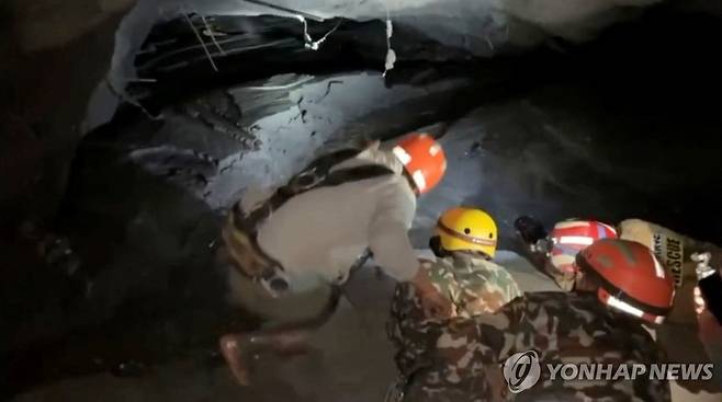 네팔 수력발전소 터널 안 수색중인 구조대 31일(현지시간) 네팔 라수와 지구서 치명적인 돌발 홍수와 산사태가 발생한 후, 구조 대원들이 라수와가디 수력발전 프로젝트 터널 내부에서 희생자 수색 작업을 벌이고 있다. [네팔 총리실 제공·로이터=연합뉴스. 재판매 및 DB 금지]