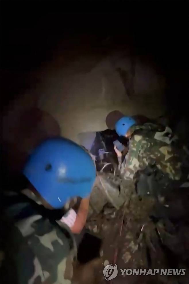 네팔 구조대, 수력발전소 터널 진입 시도 (라수와[네팔] AFP=연합뉴스) 네팔 구조대가 31일(현지시간) 네팔 중부 바그마티주의 랑탕 수력발전소 터널에 들어가기 위해 작업을 벌이고 있다.