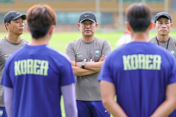 2026 아이치·나고야 아시안게임에 출전하는 23세 이하(U-23) 남자 축구 대표팀 이민성 감독이 1일 충청남도 천안 코리아풋볼파크에서 열린 소집 훈련 시작 전 선수들에게 지시사항을 전달하고 있다. 2026.9.1 /연합뉴스