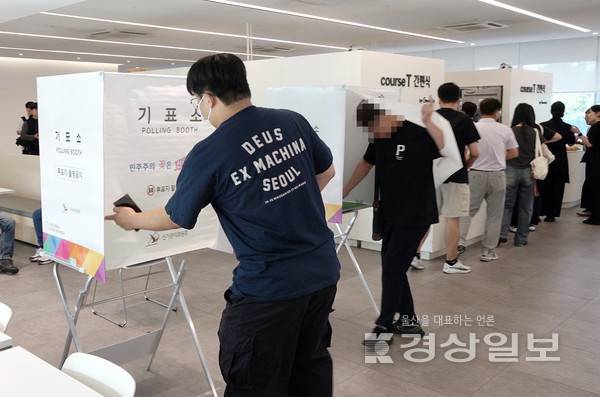잠정합의안 투표하는 현대차 조합원들. 현대차 노조 제공.