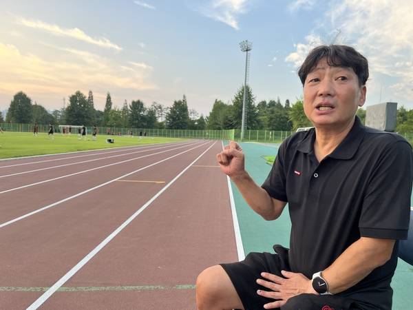 이창엽 진주시민축구단 감독이 26일 진주종합경기장 보조운동장에서 선수들을 훈련시키고 있다. /김다솜 기자
