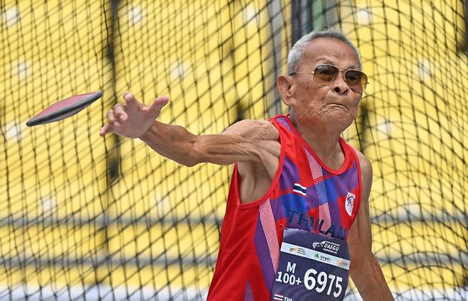 지난달 27일 오전 대구스타디움에서 열린 2026 대구세계마스터즈육상경기대회 남자 105세 이상 1kg 원반던지기에 단독 출전한 106세 태국인 사왕 잔프람씨가 원반을 던지고 있다. 영남일보 DB