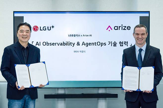 LG유플러스가 글로벌 AI 운영 관리 기업 어라이즈 AI(Arize AI)와 손잡고 AI 에이전트를 더 정확하고 안전하게 운영하기 위한 관리 체계를 구축한다. 사진은 이상엽 LG유플러스 CTO(전무, 왼쪽)와 패트릭 켈리(Patrick Kelly) 어라이즈 AI 아시아태평양 지역 총괄 책임자가 서울 마곡 LG유플러스 사옥에서 열린 협약식에서 기념 촬영을 하는 모습.
