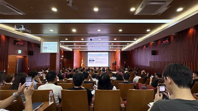 1일 서울 여의도 금융투자협회에서 열린 '금융투자회사 광고업무 종합 개선안' 설명회에서 금융투자업계 관계자들이 달라지는 광고 기준에 대한 설명에 집중하고 있다. (사진=김윤정 기자)