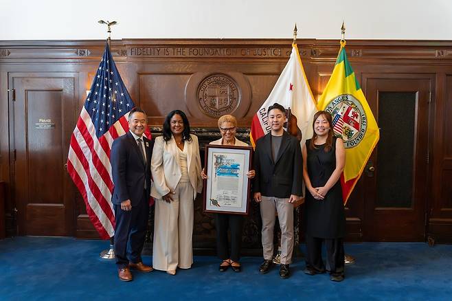 Cidade de Los Angeles e Departamento de Turismo de Los Angeles, Semana BTS. Da esquerda para a direita: o vereador John Lee, a vereadora Heather Hutt, a prefeita de Los Angeles Karen Bass, o diretor da Big Hit Music Park Jong-wook e o líder da equipe Han Jae-young (Cortesia do Departamento de Turismo de Los Angeles).