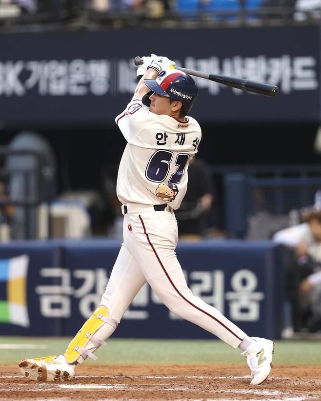 두산 안재석이 30일 서울 잠실구장에서 열린 2026 KBO리그 키움전에서 타격하고 있다. 사진 | 두산 베어스