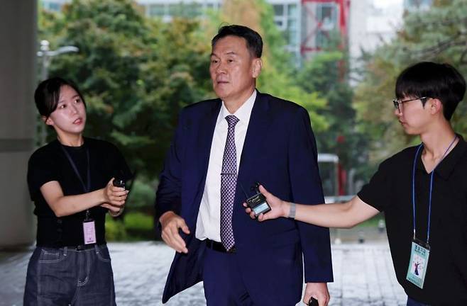 12·3 비상계엄 당시 계엄사령부를 구성하는 등 내란에 가담한 혐의로 기소된 김명수 전 합동참모본부 의장이 1일 서울 서초구 서울중앙지방법원에서 열린 첫 공판에 출석하며 취재진 질문에 답하고 있다. 연합뉴스