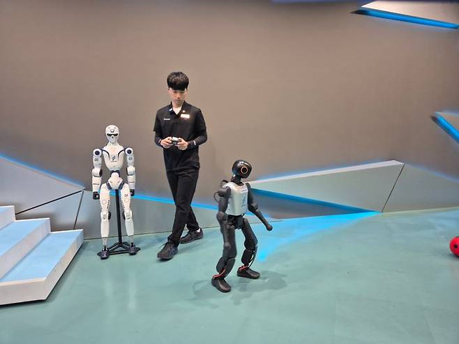 K-2로봇이 볼을 차는 모습. ⓒ데일리안 정다운 기자