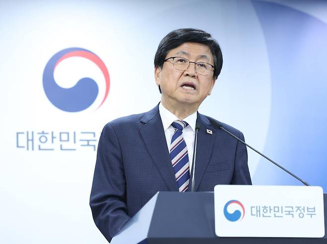 최교진 교육부 장관이 1일 오후 서울 종로구 정부서울청사에서 2026년 거점국립대 성장엔진-AI 패키지 지원 대학 3개교 선정결과를 발표하고 있다. '서울대 10개 만들기' 패키지 지원대학에는 부산대, 전남대, 충남대가 선정됐다. 뉴시스