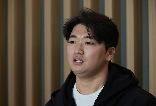 미국프로야구 메이저리그 샌디에이고 파드리스와 계약한 고우석이 9일 오후 스프링캠프에 참석하기 위해 미국으로 출국하며 취재진 질문에 답하고 있다. <저작권자 ⓒ 1980~2026 ㈜연합뉴스. 무단 전재 재배포 금지, AI 학습 및 활용 금지>
